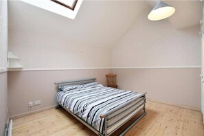 3 bedrooms, desk, WiFi