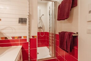 Shower, hair dryer, towels, soap - La Cardabelle, apartment located in the center of Cauterets (Cauterets)