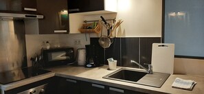 Kühlschrank, Mikrowelle, Ofen, Herdplatte