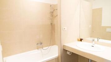 Amenidades de baño gratuitas, secadora de cabello, bidet, toallas