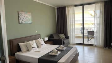 Laptop workspace, soundproofing, free WiFi, bed sheets