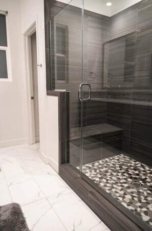 Dusche, Haartrockner, Handtücher, Seife
