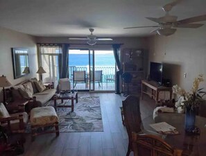 Living area - Oceanfront 2 bed, 2 bath, kitchen with full AC! (Kailua-Kona)