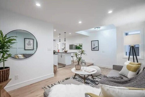 Chic 2-bedroom guesthouse with on-premise parking.