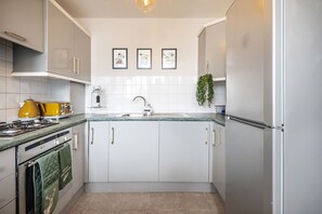 Een koelkast, een microgolfoven, een oven, een kookplaat