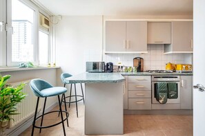 Een koelkast, een microgolfoven, een oven, een kookplaat