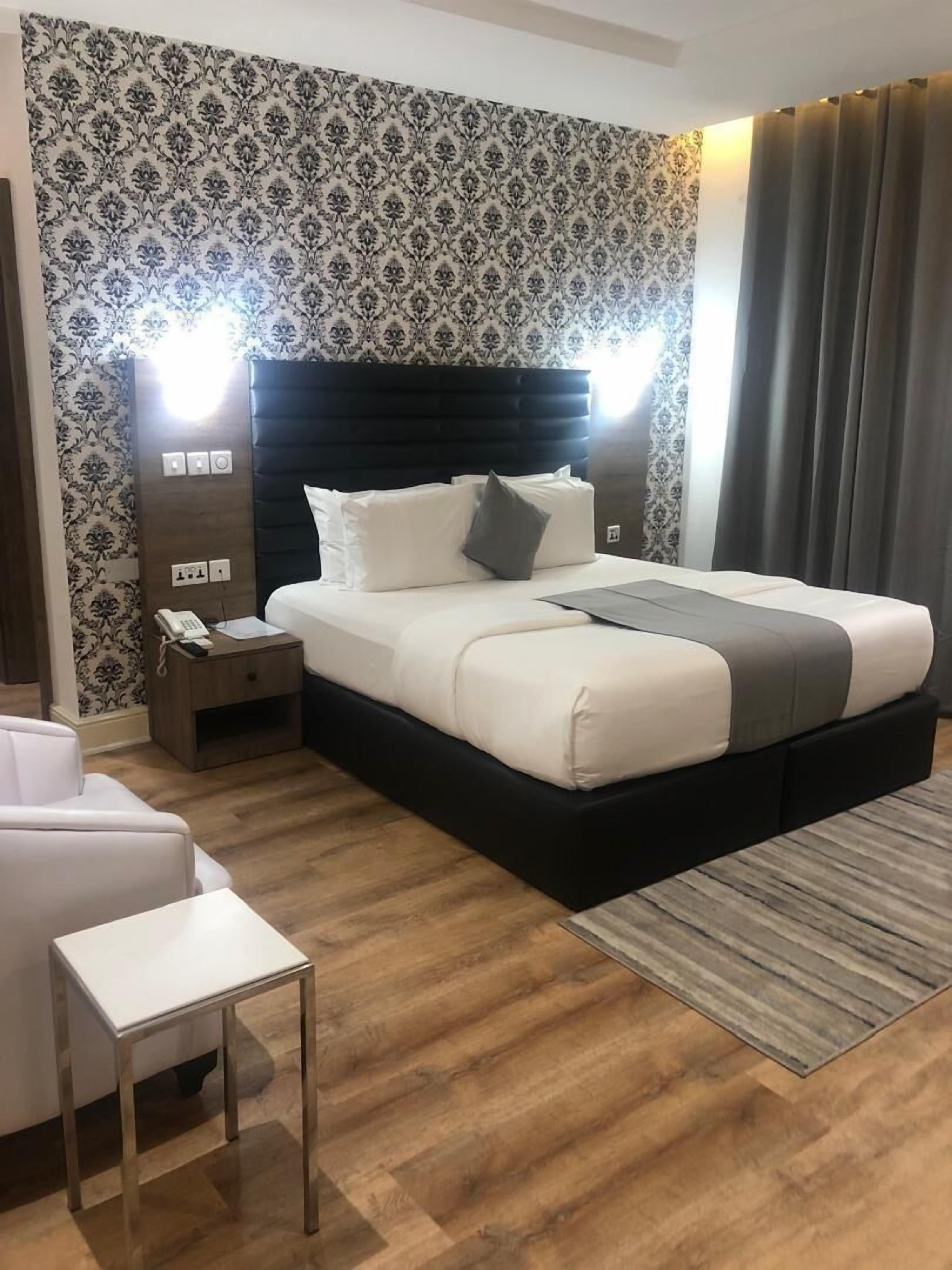 Shower, rainfall showerhead, free toiletries, slippers