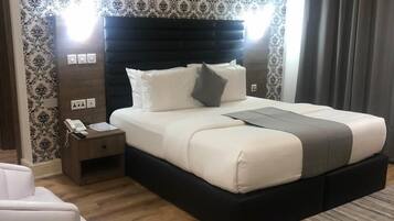 Shower, rainfall showerhead, free toiletries, slippers