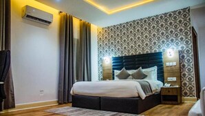 Egyptian cotton sheets, premium bedding, pillow-top beds, desk - Crownsville Hotel - Airport Road (Ozuaha)