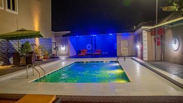 حمّام سباحة خارجي