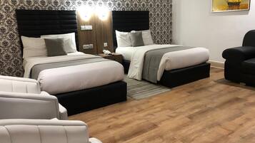 ملاءات من القطن المصري وأغطية فراش متميزة وأسرّة بطبقة علوية مريحة ومكتب