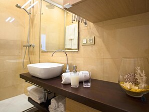 Douche, sĂšche-cheveux, serviettes fournies