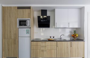 Refrigerador, microondas, cafetera y tetera y tostadora 