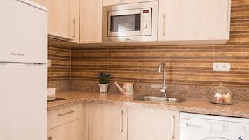 Een koelkast, een magnetron, een koffiezetapparaat/waterkoker