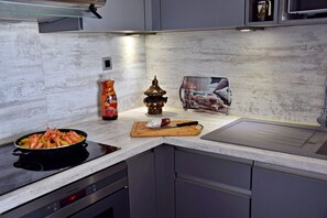 Réfrigérateur, micro-ondes, four, plaque de cuisson