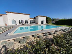 Utendørsbasseng og et oppvarmet basseng