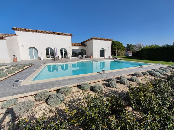 Piscina all'aperto, una piscina riscaldata