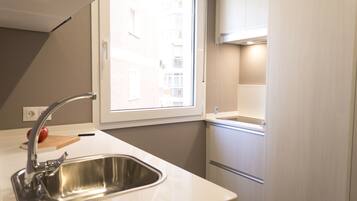 Frigorífico, microondas, cafetera o tetera y tostadora