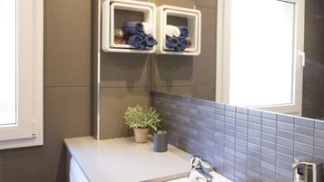 Frigorífico, microondas, cafetera o tetera y tostadora