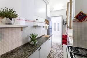 Kühlschrank, Ofen, Herdplatte, Wasserkocher mit Kaffee-/Teezubehör