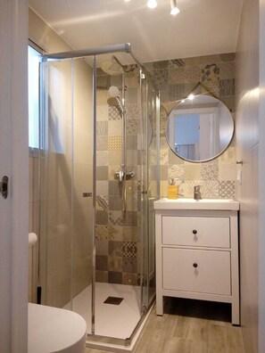 Haartrockner, Handtücher, Seife, Toilettenpapier