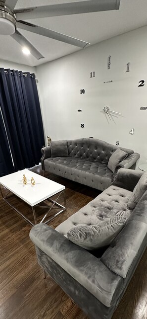 Living area - 3049 Cozy Cottage In Decatur
 (Decatur)