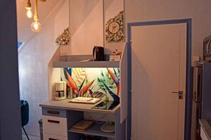 Køleskab, mikrobølgeovn, kogeplade, kaffe-/temaskine