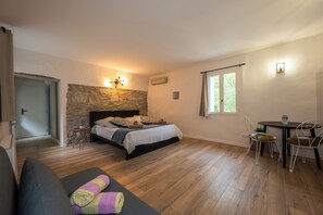 1 bedroom, free WiFi, bed sheets - Isaure - Chambre Double Avec Salle de Bains Privative (Pompignan)