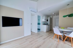 Premium Apartment, Balcony | Private kitchen | Fridge, microwave, espresso maker, cookware/dishes/utensils