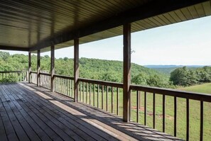 Terrace/patio - Ozark Couples Retreat: A Romantic Hideaway Near Branson (Reeds Spring)