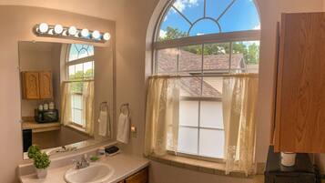 Sèche-cheveux, serviettes fournies, savon, shampoing