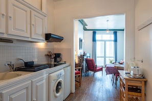 Fridge, microwave, oven, coffee/tea maker