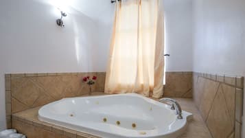 SĂšche-cheveux, serviettes fournies, savon, shampoing