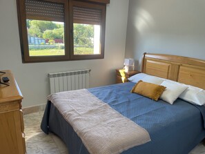 3 bedrooms, iron/ironing board, WiFi, bed sheets