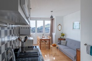 Refrigerador, microondas, horno y cafetera y tetera 