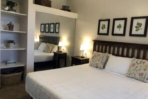 1 bedroom, iron/ironing board, free WiFi, bed sheets - Hummingbird Suite - Your Relaxing Ozark Getaway (Reeds Spring)