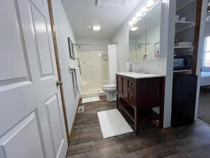 Hair dryer, towels, soap, shampoo - Hummingbird Suite - Your Relaxing Ozark Getaway (Reeds Spring)