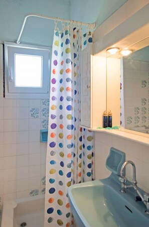Haartrockner, Handtücher, Seife, Toilettenpapier