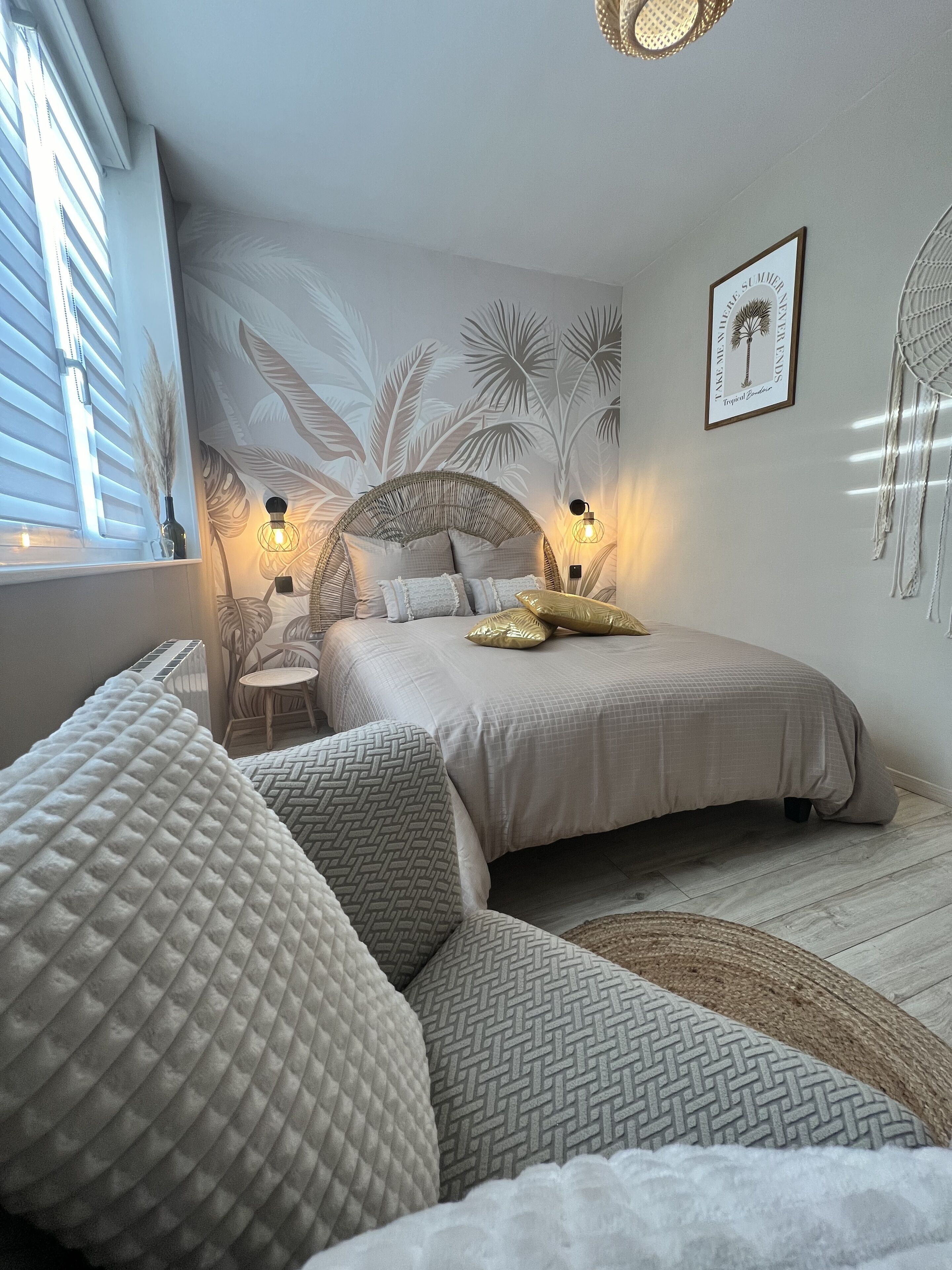 1 habitación, tabla de planchar con plancha y cuna de viaje 