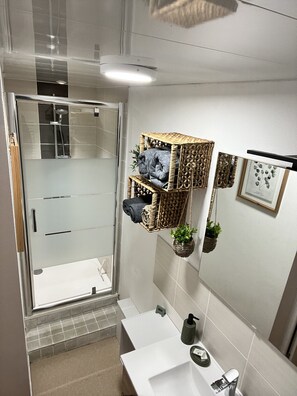 Dusche, Haartrockner, Handtücher, Seife