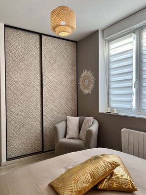 1 habitación, tabla de planchar con plancha y cuna de viaje 