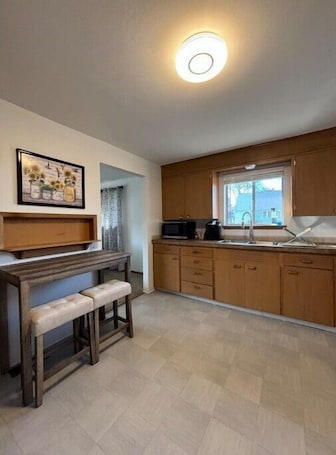 Interior. Centrally Located Cozy Duplex