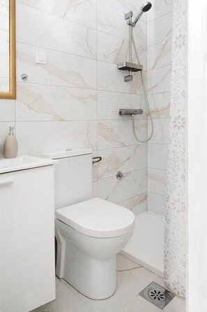 Appartement, 1 chambre, vue sur la ville | Salle de bain | Papier de toilette