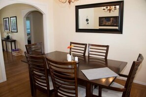 Dining - Yakima Vacation Rentals- Spacious Bungalow
(Yakima)