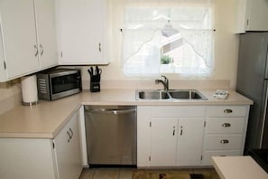 Fridge, microwave, oven, stovetop - Yakima Vacation Rentals- Spacious Bungalow
 (Yakima)