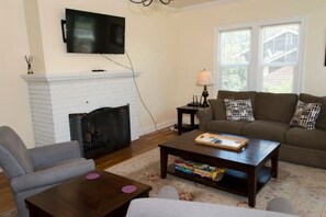 Smart TV - Yakima Vacation Rentals- Spacious Bungalow
 (Yakima)