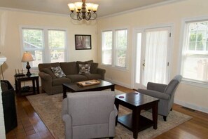 Smart TV - Yakima Vacation Rentals- Spacious Bungalow
(Yakima)