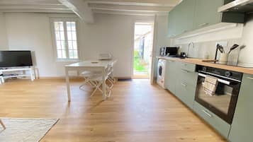 Een koelkast, een microgolfoven, een oven, een kookplaat