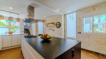 Lemari es kecil, microwave di ruangan umum, oven, dan kompor