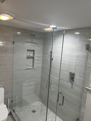 Een douche, een haardroger, handdoeken